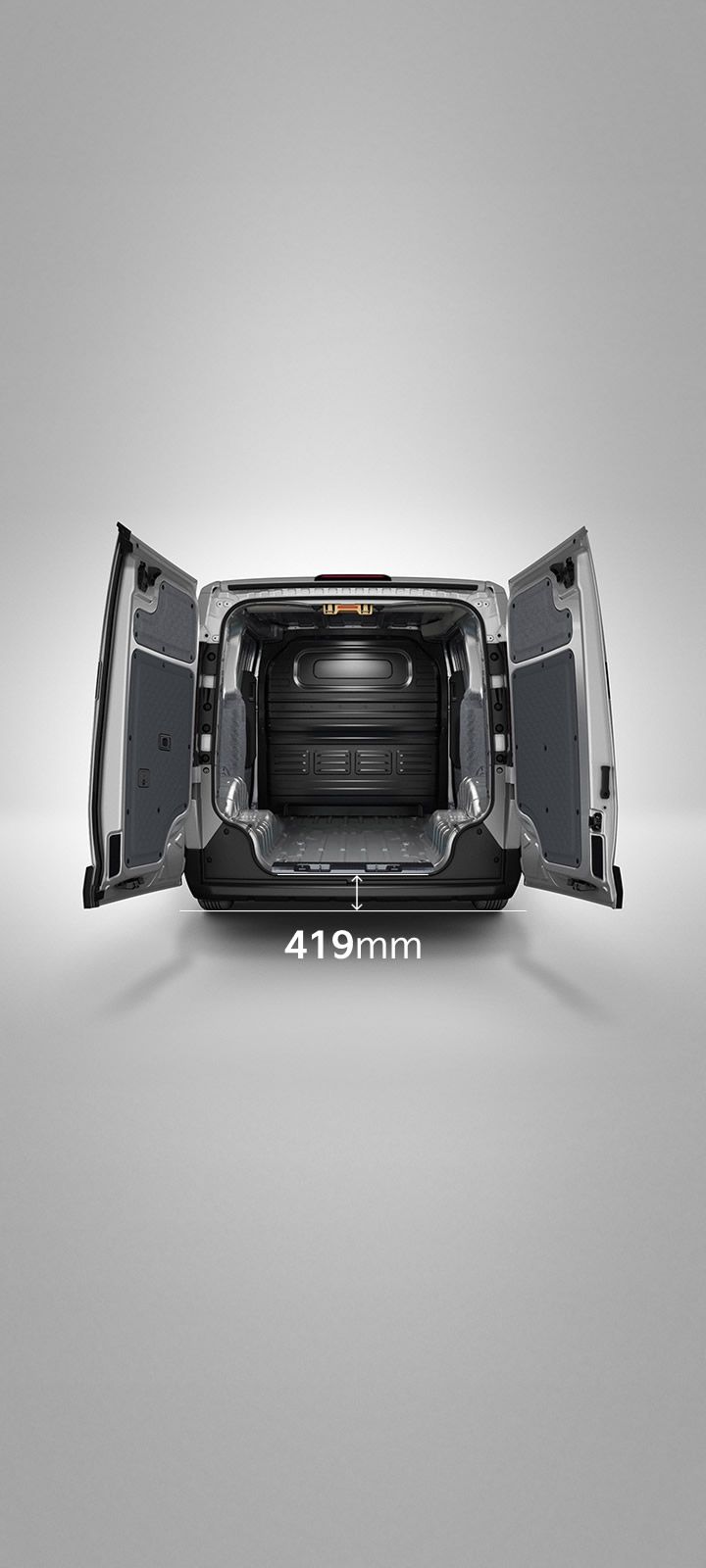Ansicht des Kia PV5 Cargo von hinten mit geöffneten Laderaumtüren.